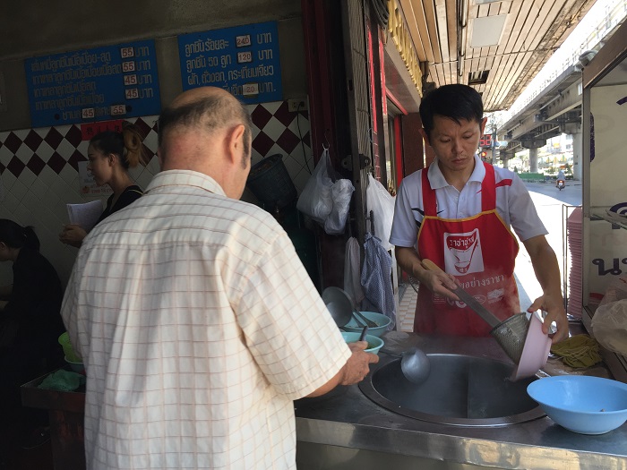 "เตี๋ยวเนื้อ 7 ร้านเด็ดในกรุง" ตะลุยกินแหลก ตัวแตกก็ยอม 32 "เตี๋ยวเนื้อ 7 ร้านเด็ดในกรุง" ตะลุยกินแหลก ตัวแตกก็ยอม